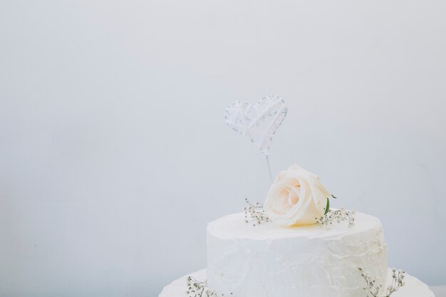 Gâteau de mariage avec des fleurs