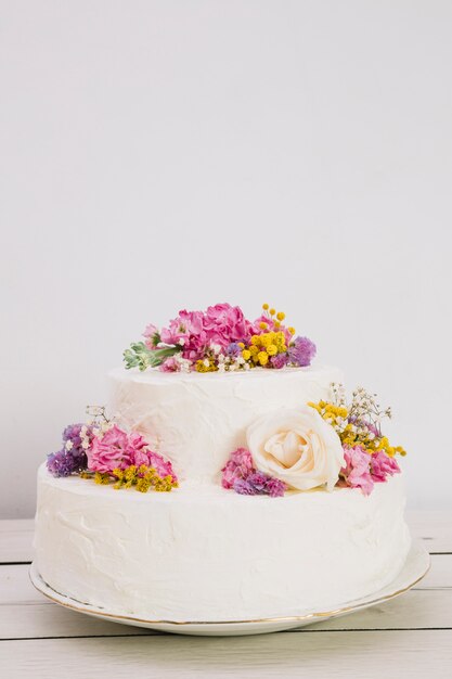 Gâteau de mariage avec des fleurs