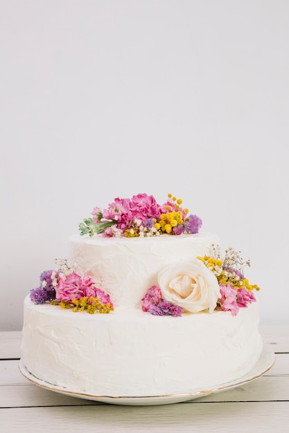 Gâteau de mariage avec des fleurs