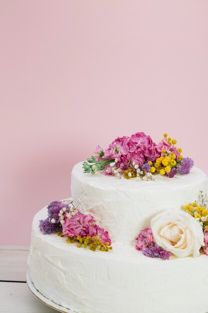 Gâteau de mariage avec des fleurs