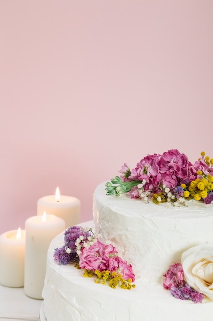 Gâteau de mariage avec des fleurs