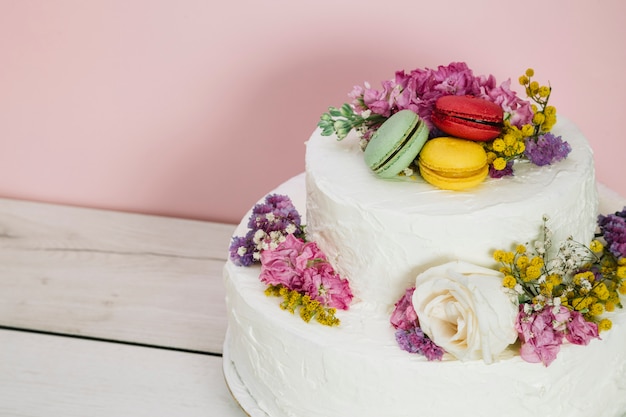 Gâteau de mariage avec des fleurs