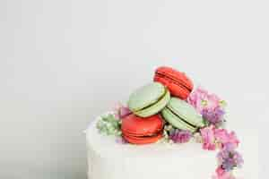 Photo gratuite gâteau de mariage avec des fleurs