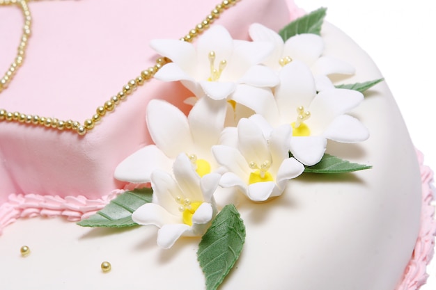 Gâteau de mariage avec des flores de couleur