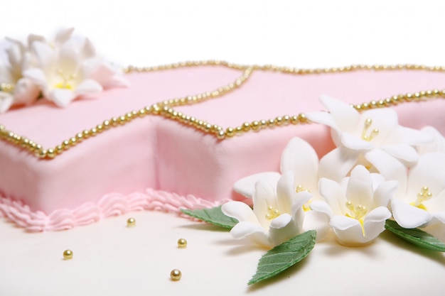 Photo gratuite gâteau de mariage avec des flores de couleur