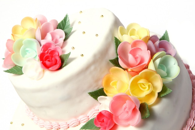 Gâteau de mariage avec des flores de couleur