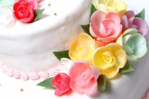 Gâteau de mariage avec des flores de couleur