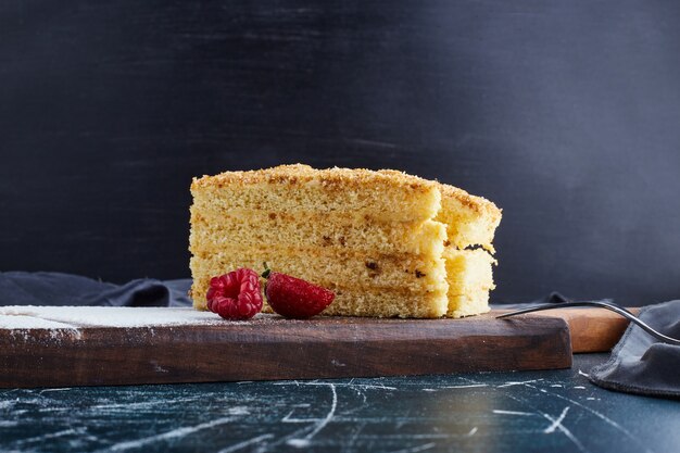 Gâteau Medovic sur une planche de bois.