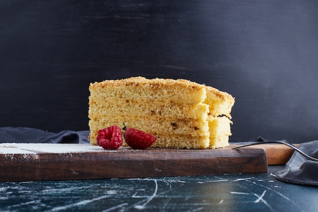 Gâteau Medovic sur une planche de bois.