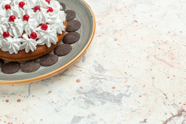 Photo gratuite gâteau de la moitié inférieure avec crème pâtissière et chocolat sur surface beige