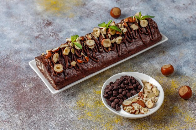 Gâteau mosaïque au chocolat et biscuit