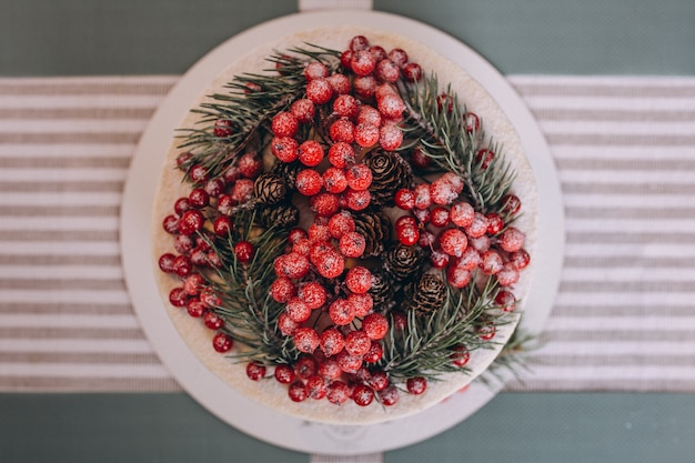 Gâteau de Noël décoré de fruits rouges