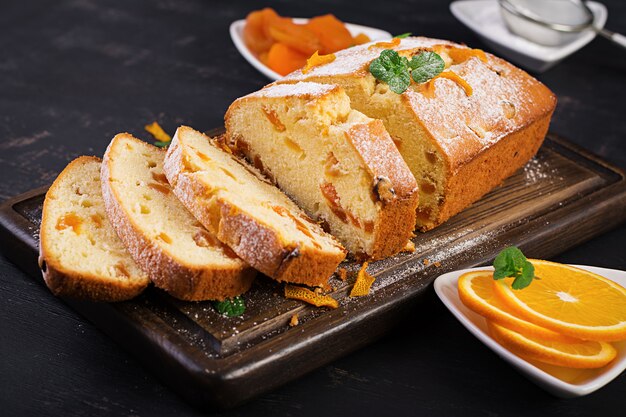 Gâteau à l'orange avec abricots secs et sucre en poudre.