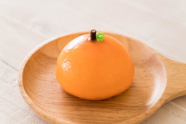 Gâteau orange sur plat