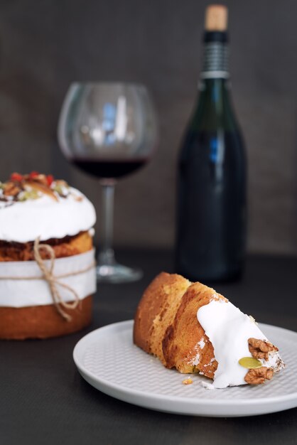Gateau De Paques Et Verre De Vin Rouge Composition De Paques Avec Du Pain Sucre Orthodoxe Kulich Et Une Bouteille De Vin Sur Fond Sombre Photo Premium