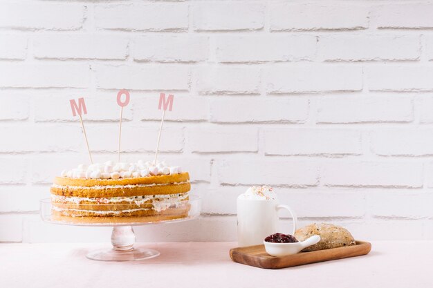 Gâteau et petit-déjeuner pour la fête des mères