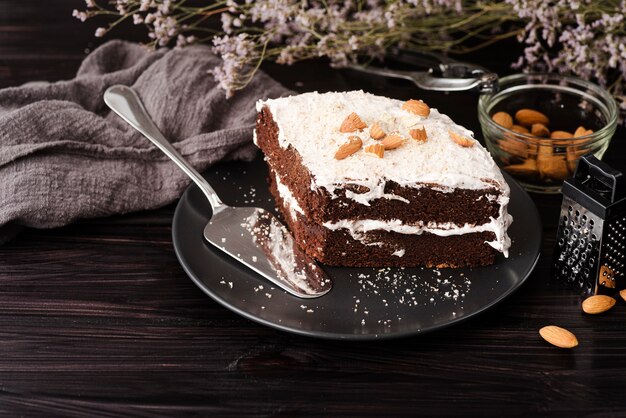 Gâteau sur plaque aux amandes et fleurs