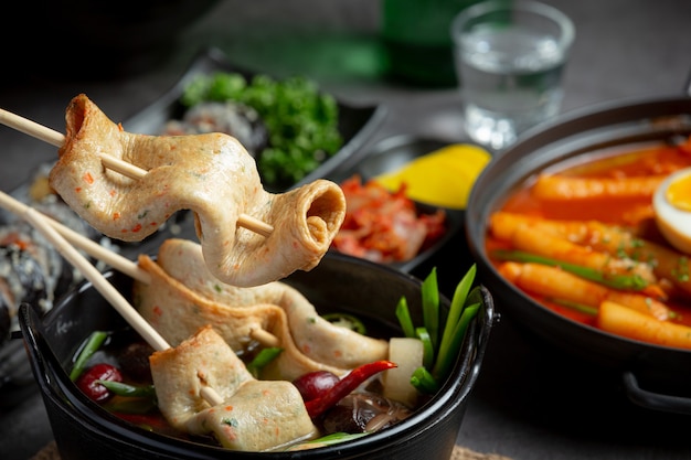 Photo gratuite gâteau de poisson coréen et soupe de légumes sur la table