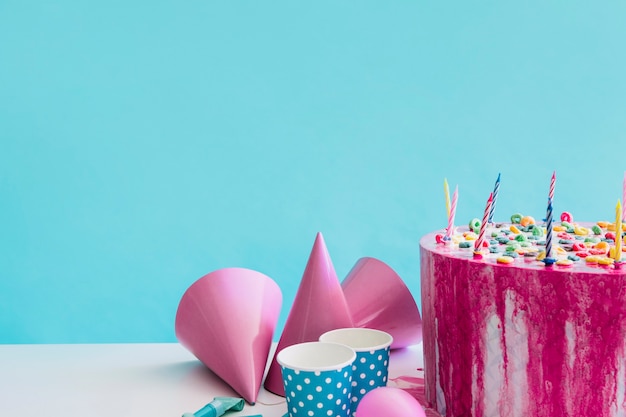 Gâteau près de cus et chapeaux de fête