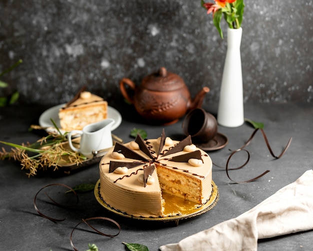 Gâteau rond en tranches avec crème au café et morceaux de chocolat