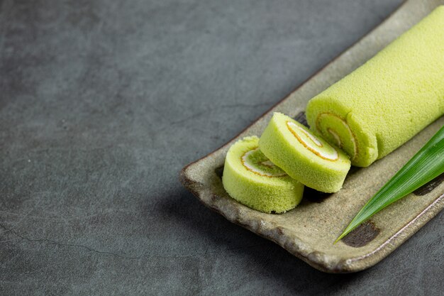 Gâteau roulé au pandan vert prêt à manger