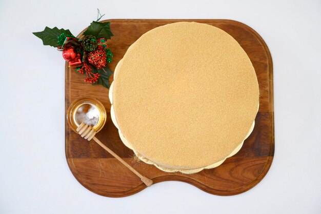 Gâteau russe emblématique au miel en couches Gâteau russe Medovik aux noix sur une planche en bois sombre