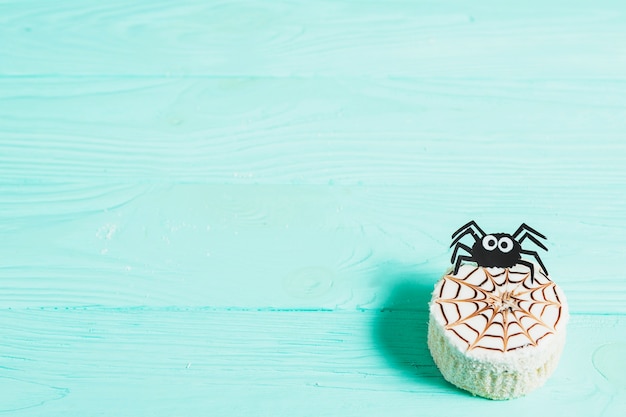 Photo gratuite gâteau savoureux avec araignée de décoration
