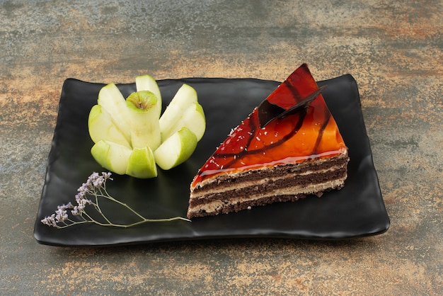 Photo gratuite gâteau savoureux sur assiette avec pomme verte hachée sur une surface en marbre.