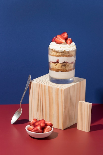 Gâteau savoureux dans un arrangement en verre