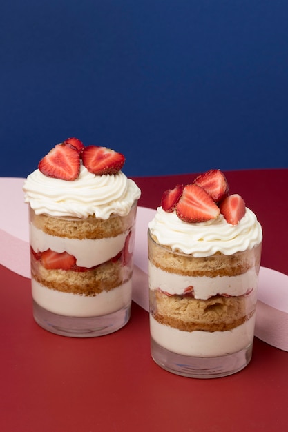 Photo gratuite gâteau savoureux dans un arrangement en verre