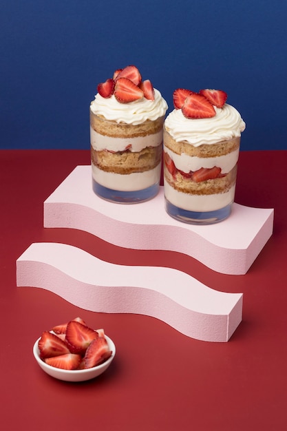 Gâteau savoureux dans un arrangement en verre