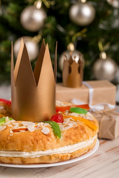 Gâteau savoureux épiphanie heureuse et couronne d'or