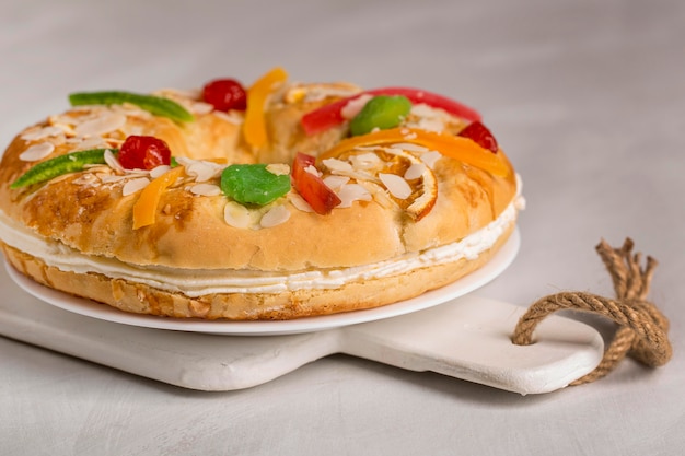 Gâteau savoureux épiphanie heureuse sur planche de bois