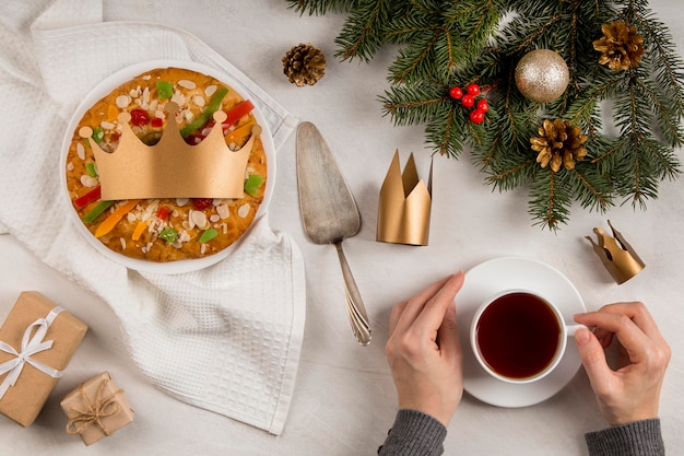 Gâteau savoureux épiphanie heureuse et tasse de thé