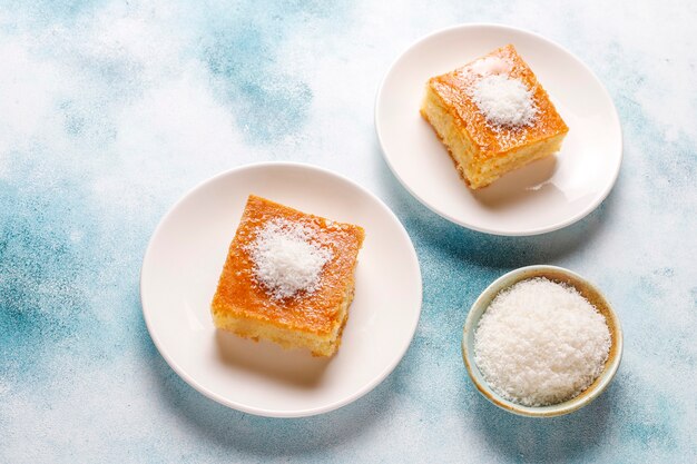 Gâteau à la semoule dessert turc fait maison.