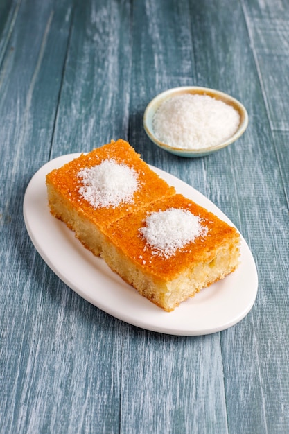 Photo gratuite gâteau à la semoule dessert turc fait maison.