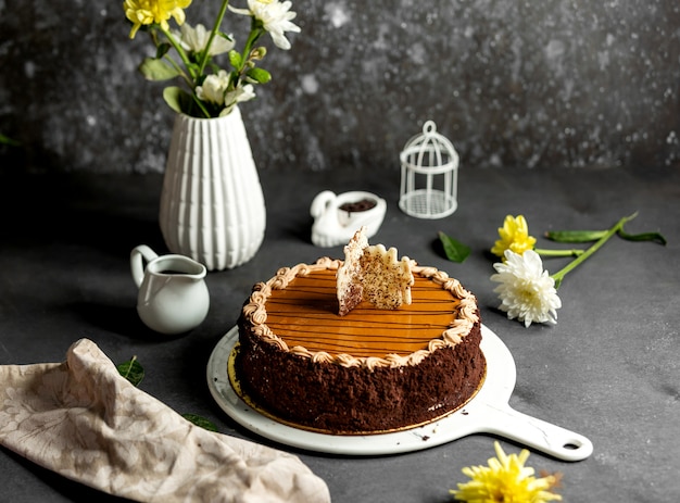 Gâteau Snickers avec dessus de sirop de caramel