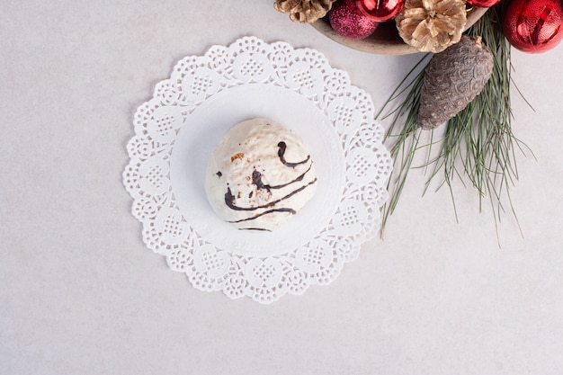 Gâteau Sucré Sur Assiette Et Jouets De Noël Sur Une Surface Blanche