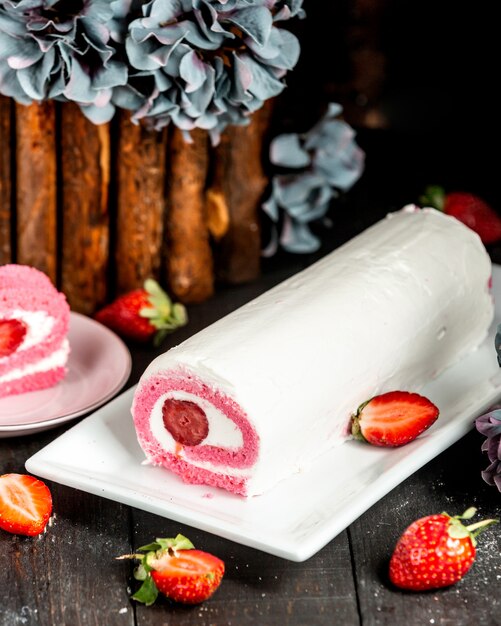 Gâteau sucré aux fraises sur la table