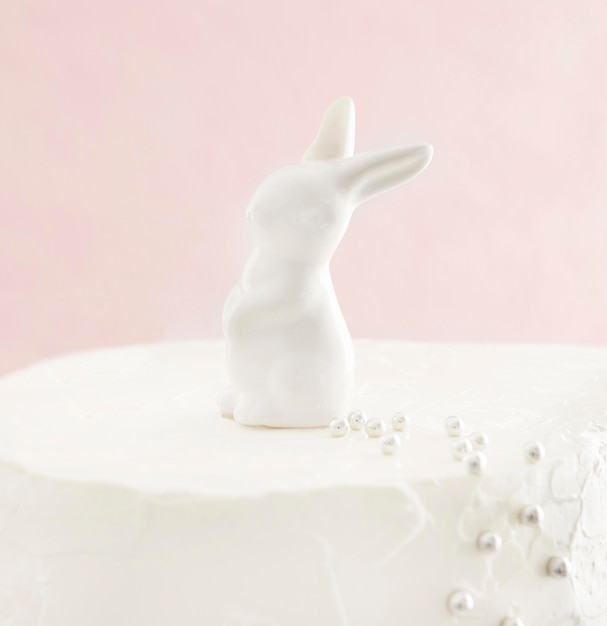 Gâteau sucré joyeux anniversaire avec lapin