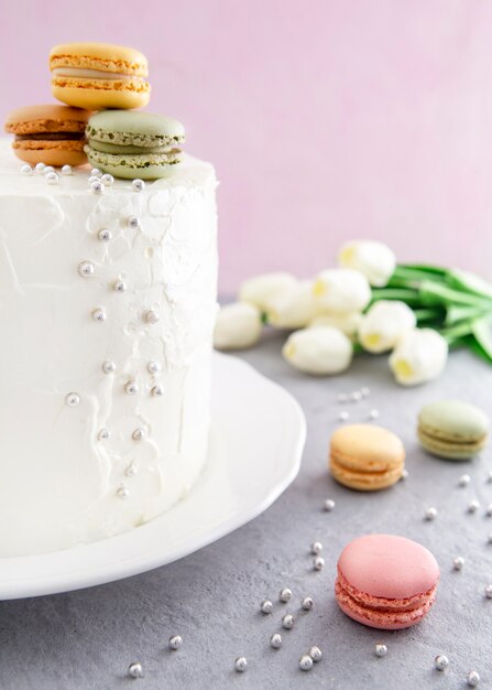 Gâteau sucré joyeux anniversaire et macarons colorés