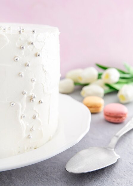 Gâteau sucré joyeux anniversaire et macarons