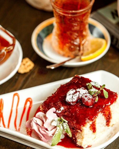 Gâteau sucré recouvert de sirop de cerise