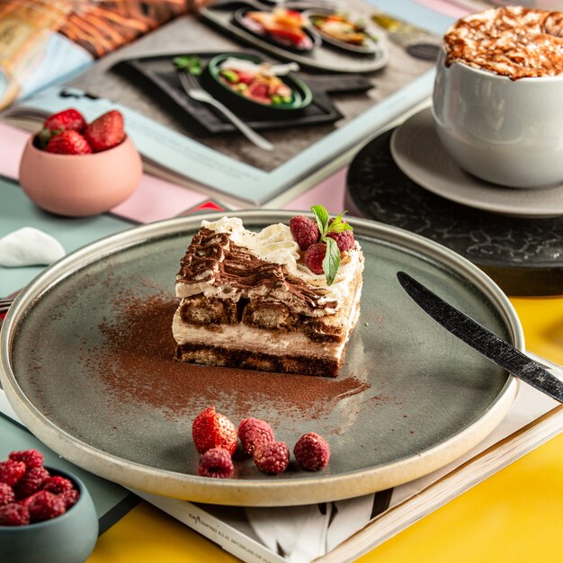 Gâteau sucré sur la table