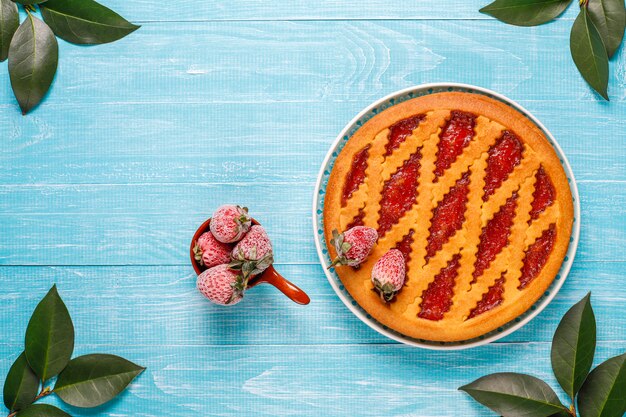 Gâteau tarte à la confiture de fraises pâtisserie vue de dessus