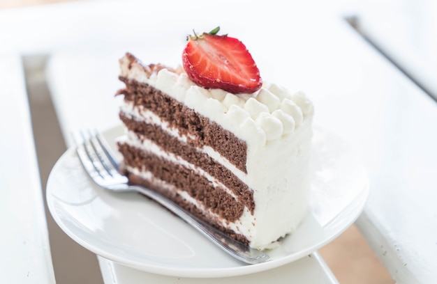 Gâteau à la vanille et au chocolat à la fraise