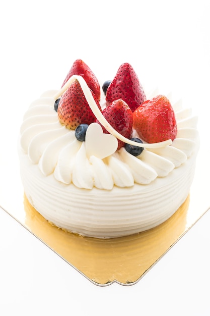 Gâteau à la vanille avec fraises sur le dessus