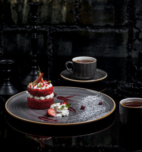 Gâteau de velours rouge fourré à la crème de beurre blanche