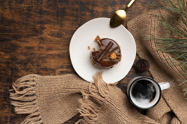 Gâteau vue de dessus et boisson chaude