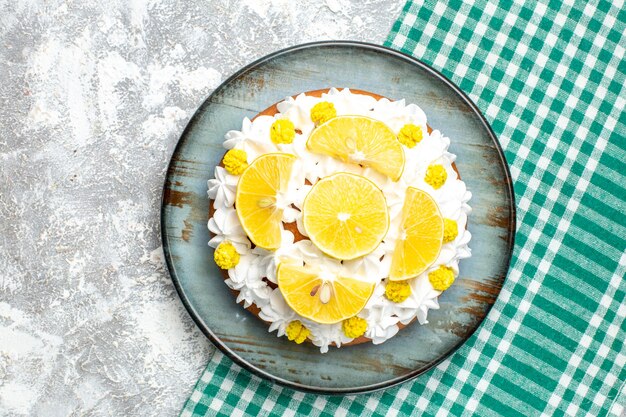 Gâteau vue de dessus avec crème pâtissière blanche et tranches de citron